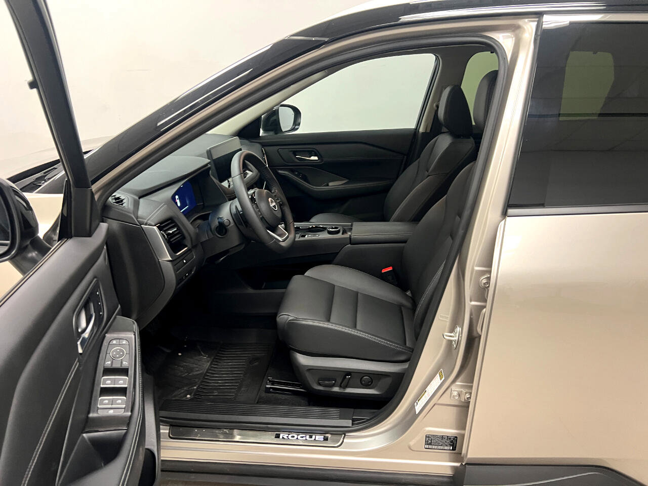 Used 2024 Nissan Rogue SL w/ SL Premium Package image 14
