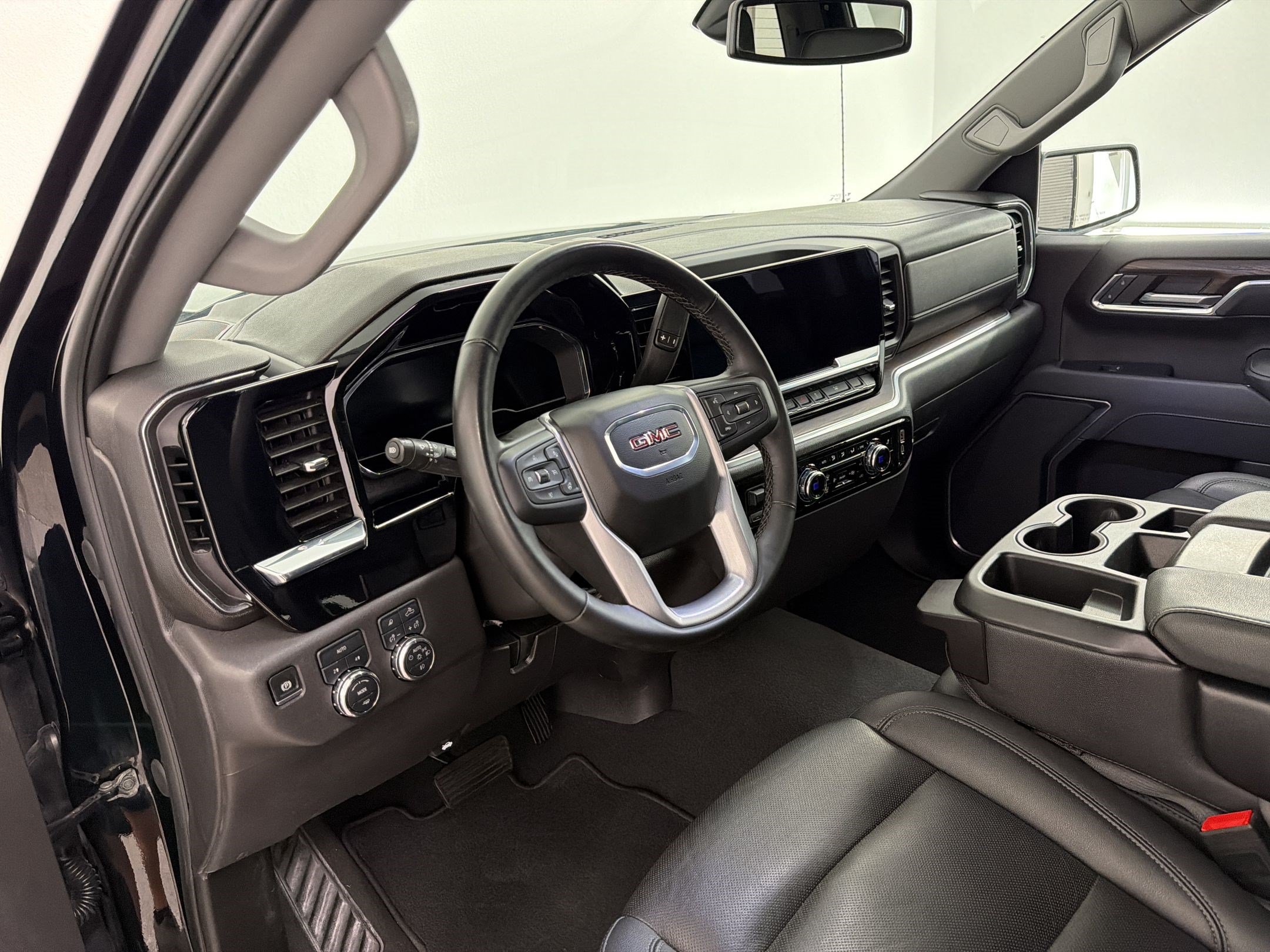 Used 2025 GMC Sierra 1500 SLT AWD/4WD image 4