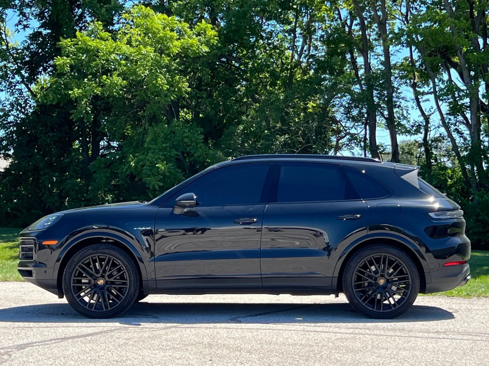Certified 2025 Porsche Cayenne E-Hybrid AWD/4WD image 2