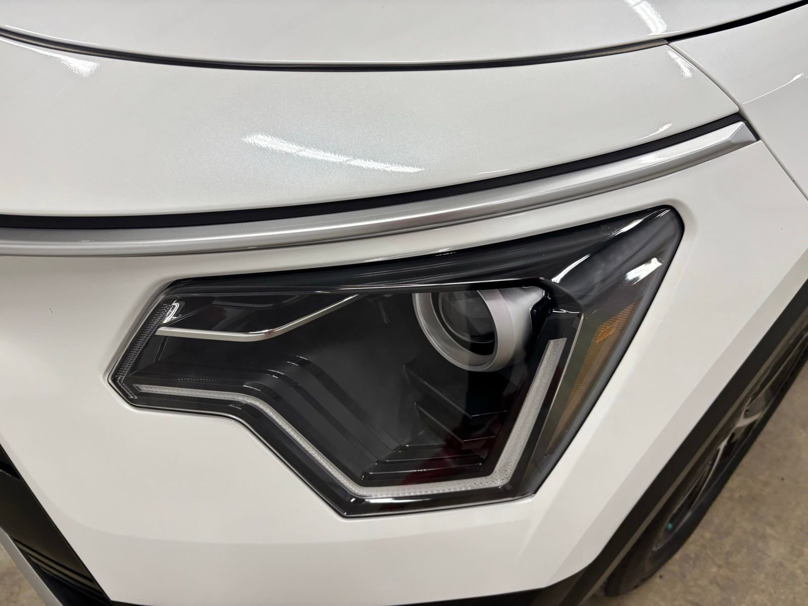 Used 2024 Kia Niro LX FWD image 8