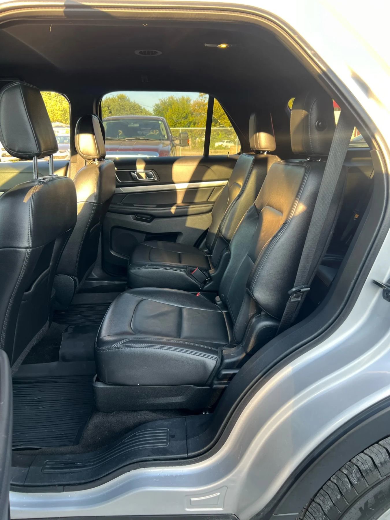 Used 2018 Ford Explorer XLT w/ Equipment Group 202A image 11