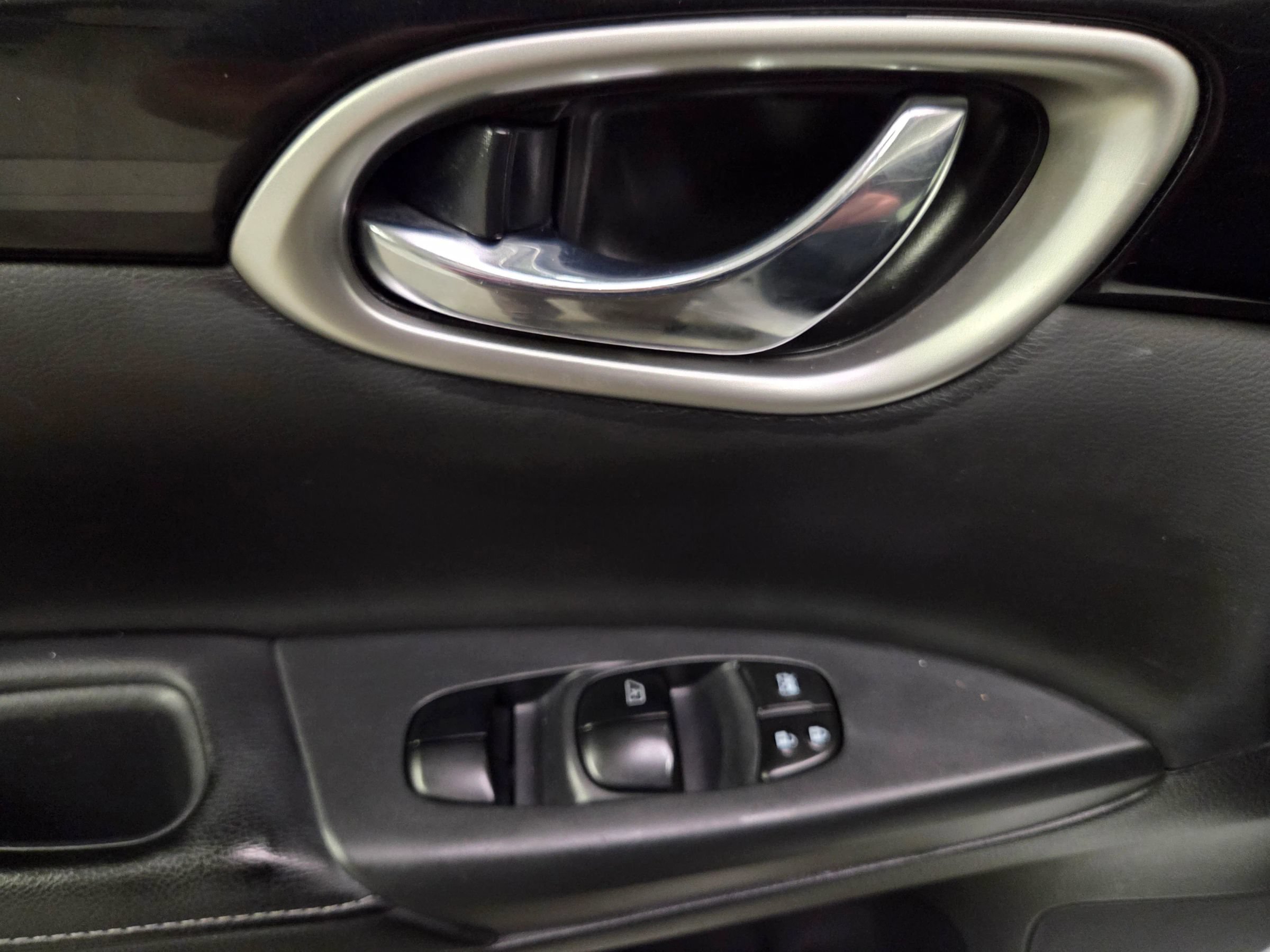 Used 2016 Nissan Sentra SL w/ Technology Package FWD image 17