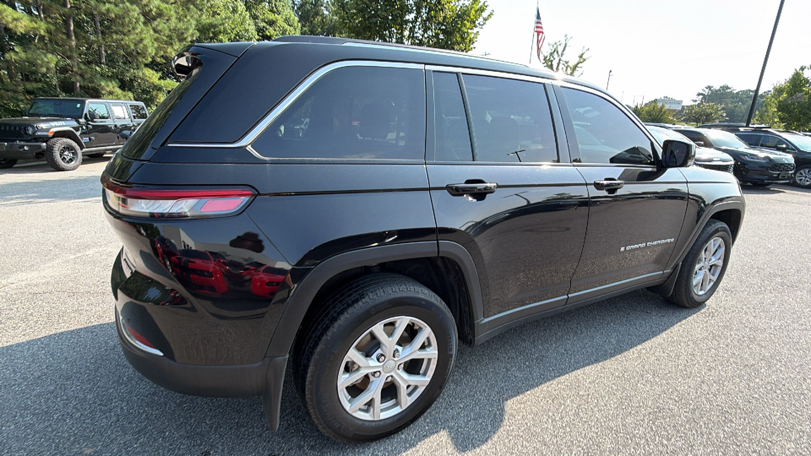 Used 2022 Jeep Grand Cherokee Limited w/ Luxury Tech Group II RWD image 8