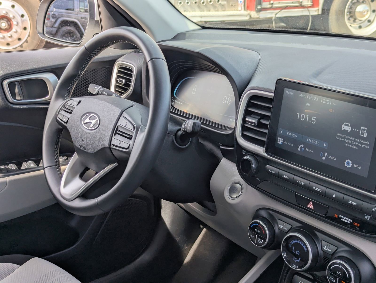 Used 2025 Hyundai Venue SEL image 12