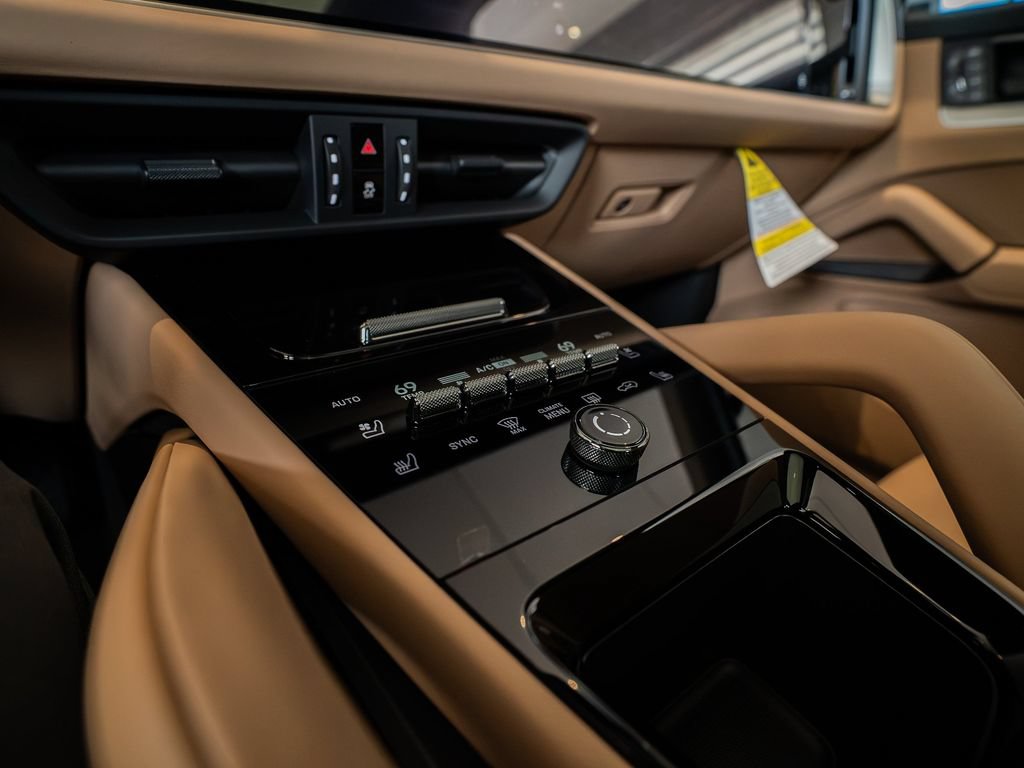 New 2026 Porsche Cayenne Coupe AWD/4WD image 19