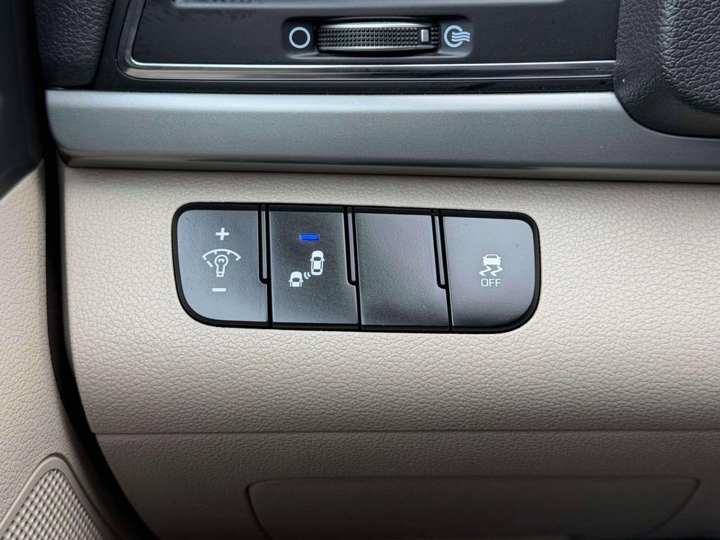 Used 2017 Hyundai Elantra Limited FWD image 19