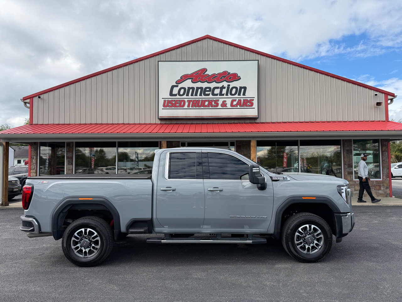 Used 2024 GMC Sierra 2500 SLE w/ SLE Value Package; image 3