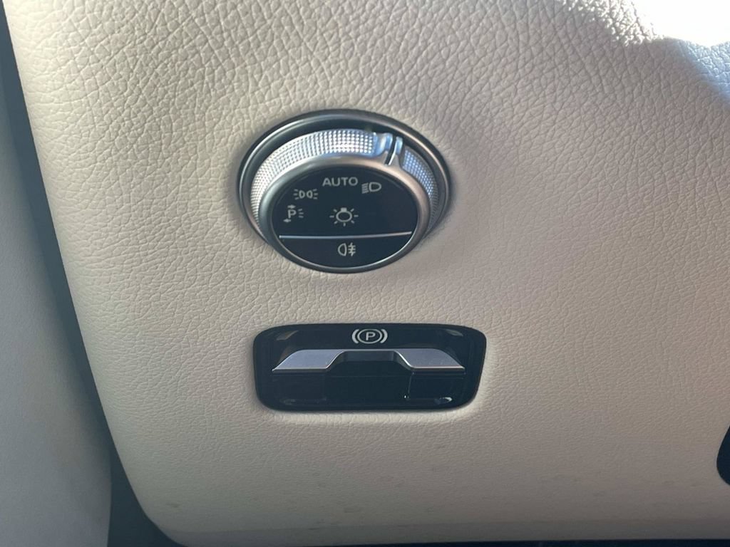 Used 2024 Mercedes-Benz GLC 300 4MATIC image 27