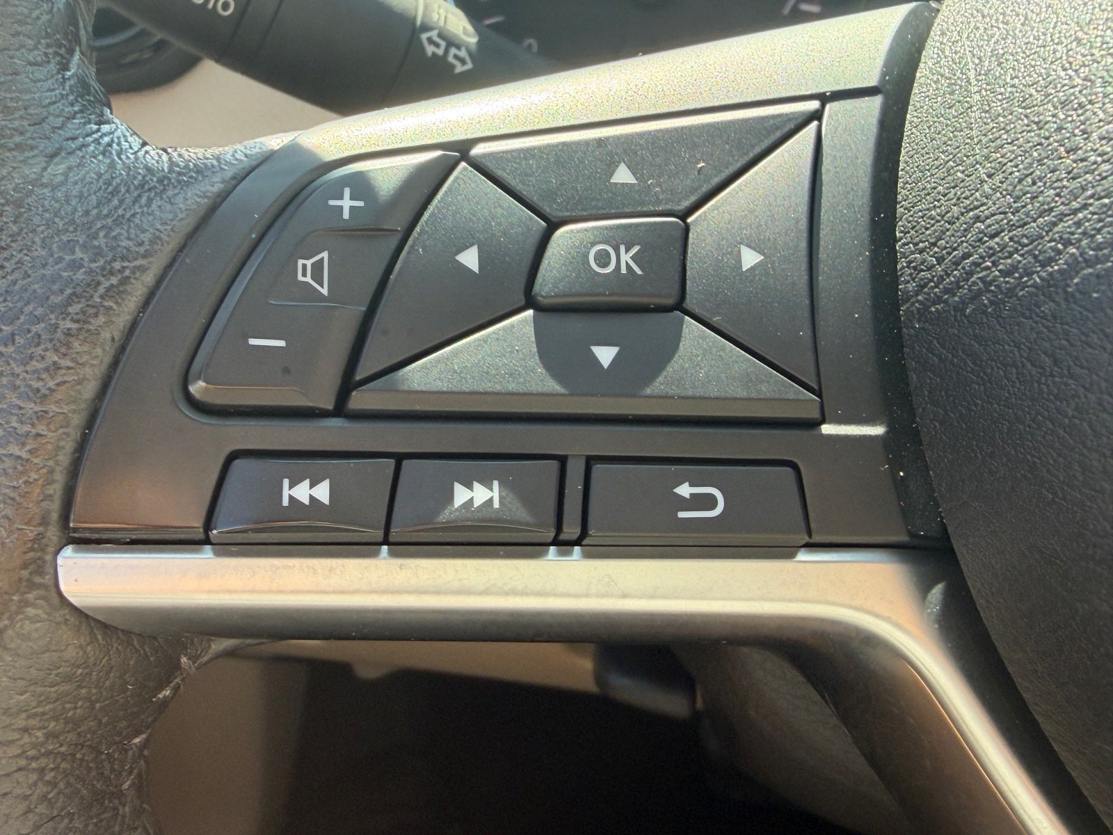 Used 2019 Nissan Rogue SL w/ Premium Package FWD image 32
