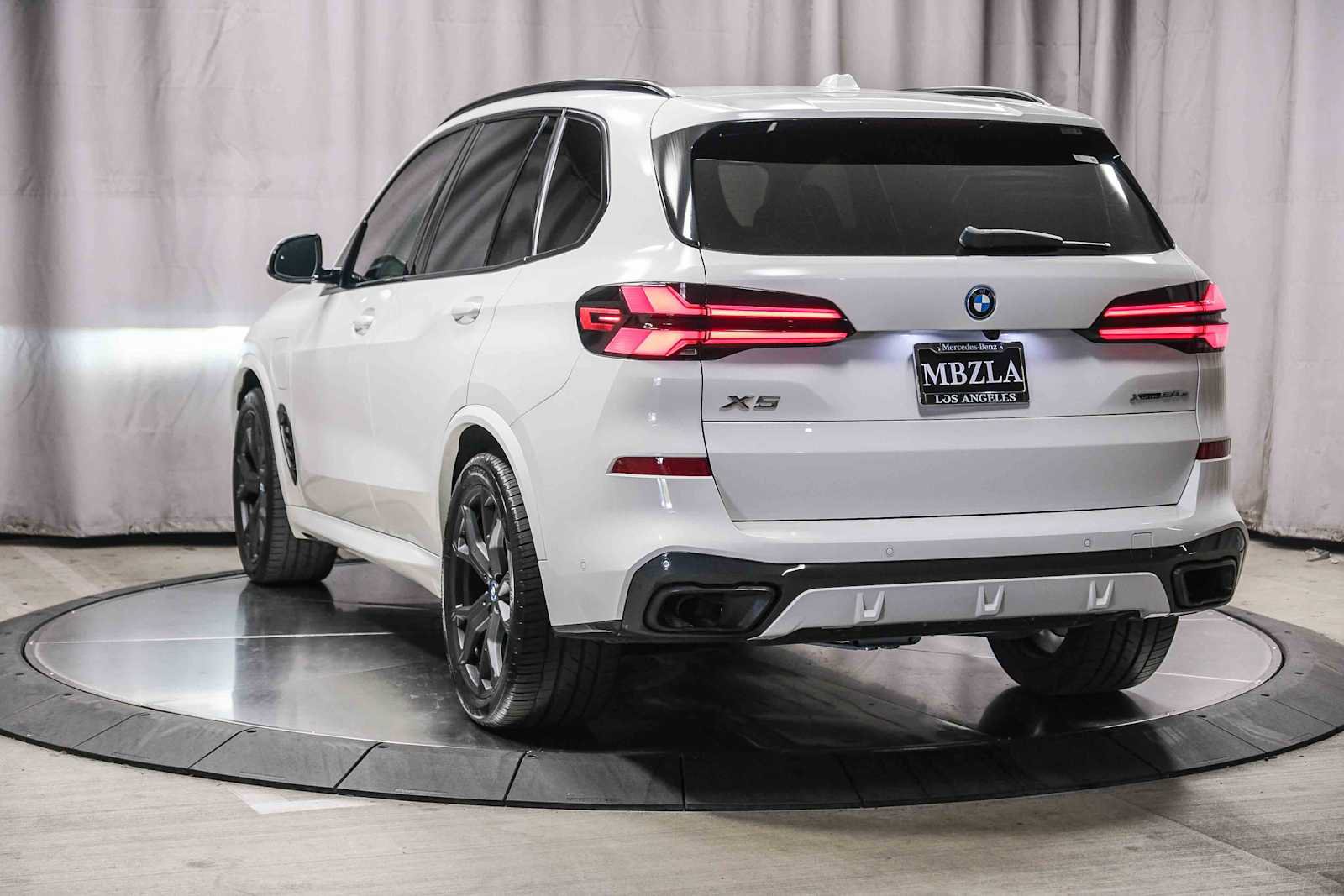 Used 2024 BMW X5 xDrive50e w/ M Sport Package AWD/4WD image 2