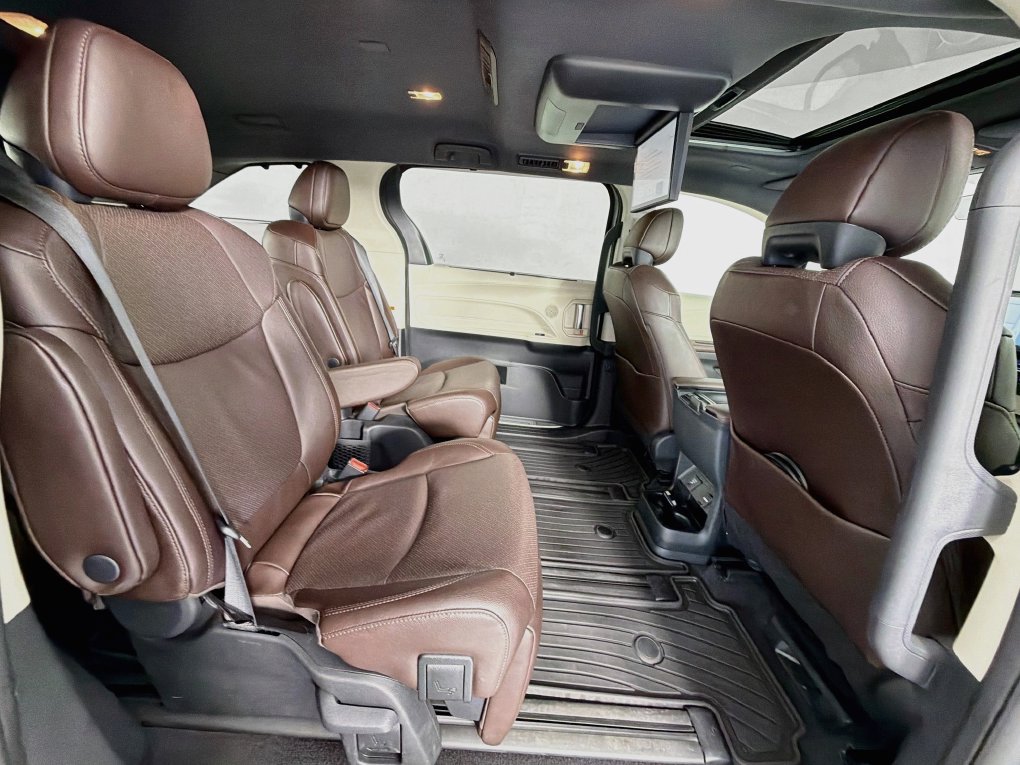 Used 2023 Toyota Sienna Platinum AWD/4WD image 27