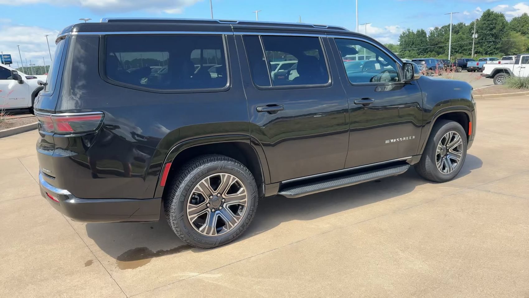 Used 2024 Jeep Wagoneer Series II w/ Flexible Seating Group RWD image 9