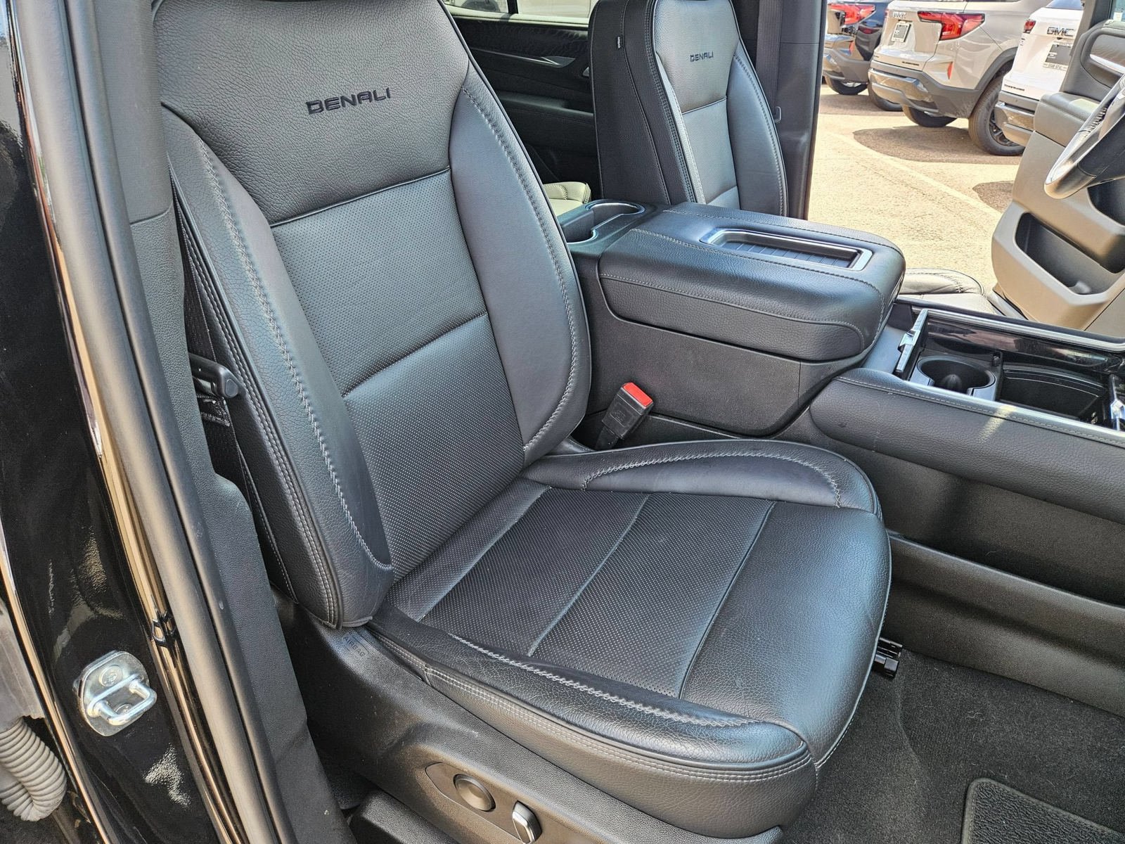 Used 2022 GMC Yukon Denali w/ Advanced Technology Package AWD/4WD image 30