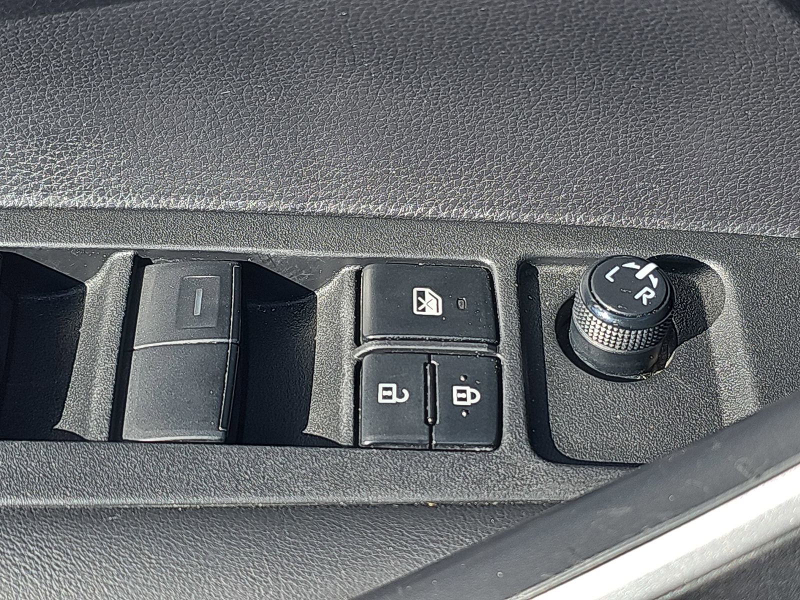 Used 2022 Toyota Corolla SE FWD image 30