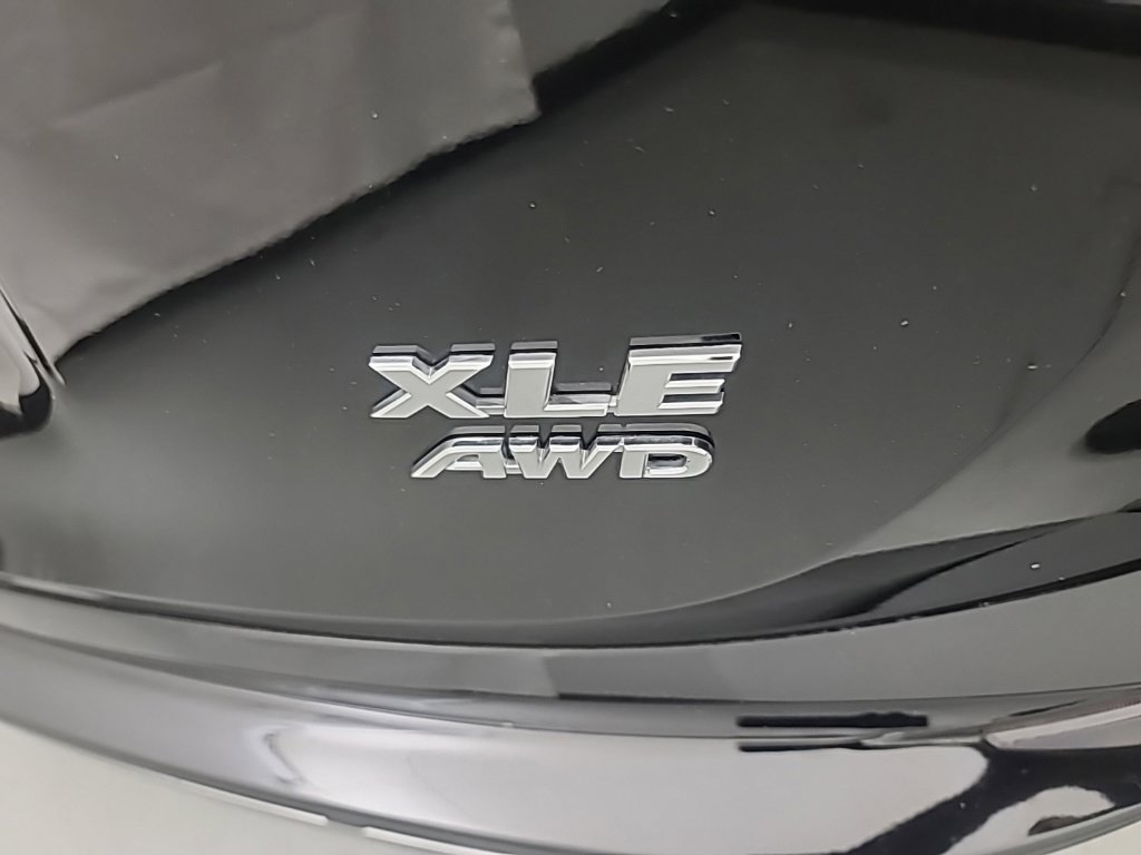 Used 2018 Toyota RAV4 XLE AWD/4WD image 12