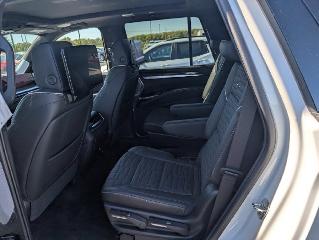 Used 2025 Cadillac Escalade Sport Platinum w/ LPO, ONYX Package AWD/4WD image 9