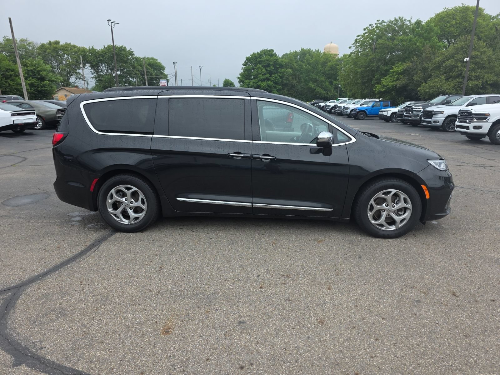 Used 2023 Chrysler Pacifica Limited FWD image 2