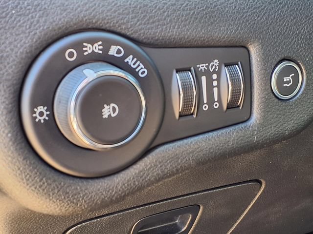 Used 2014 Jeep Cherokee Limited w/ Technology Group FWD image 12