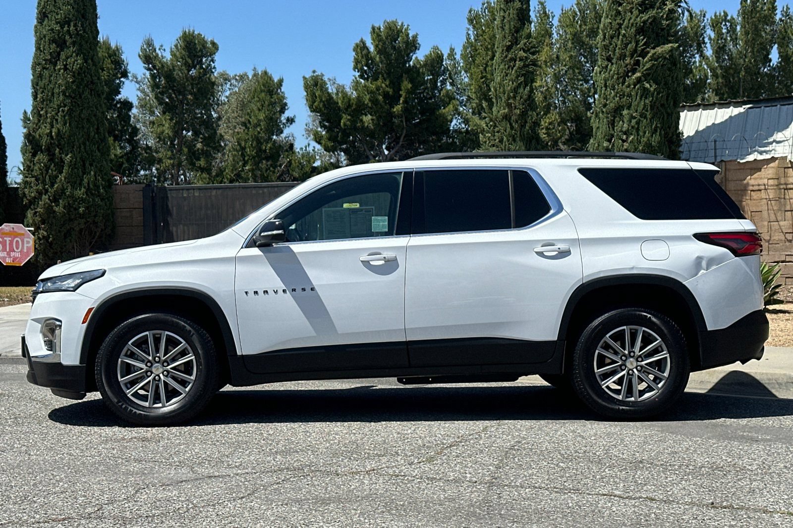 Used 2022 Chevrolet Traverse LT w/ LPO, Blackout Package FWD image 7