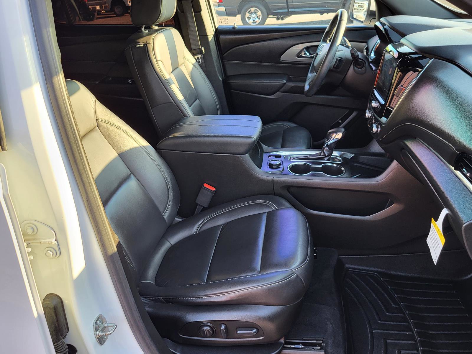 Used 2023 Chevrolet Traverse LT image 10