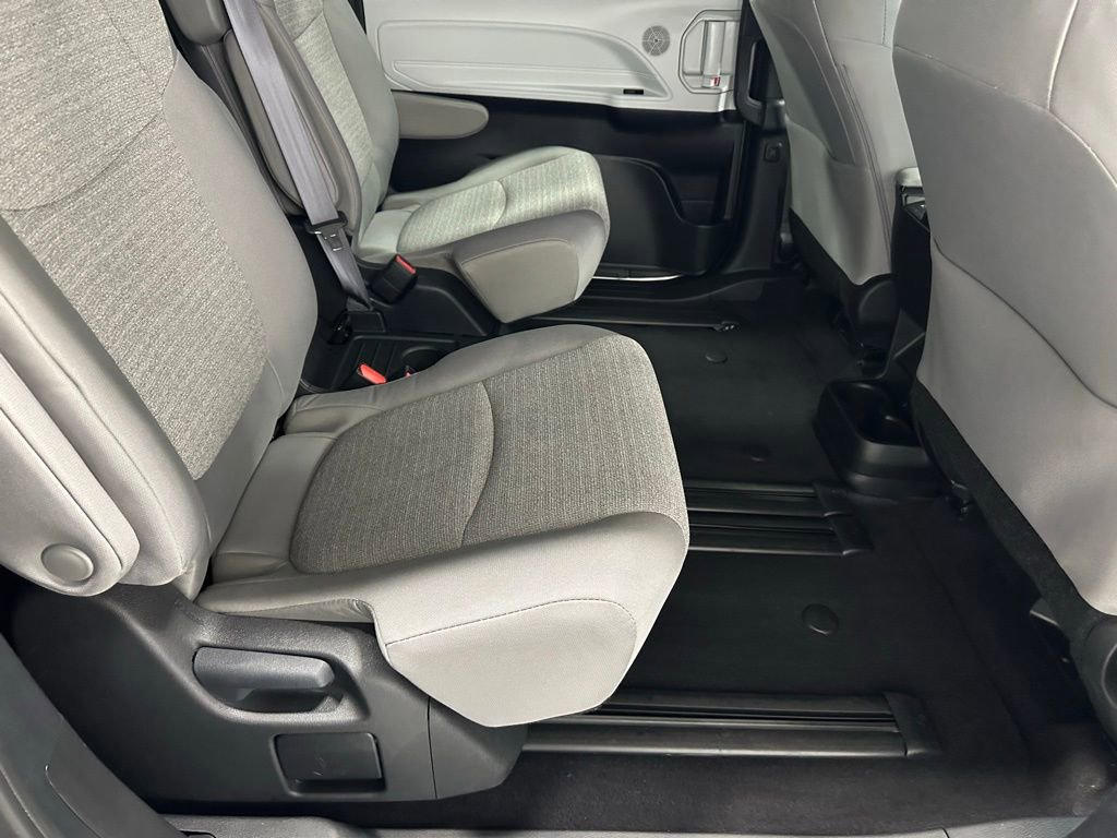Used 2025 Toyota Sienna LE image 57
