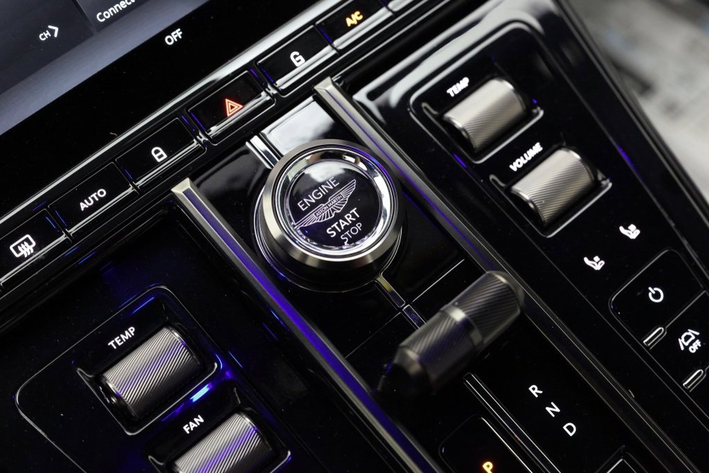 New 2025 Aston Martin V8 Vantage Coupe image 21