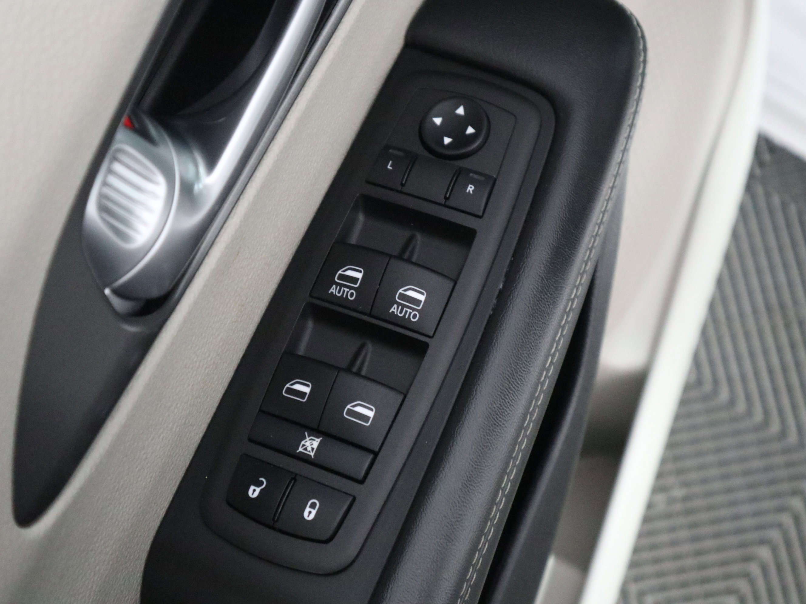 Used 2024 Chrysler Pacifica Touring-L FWD image 36