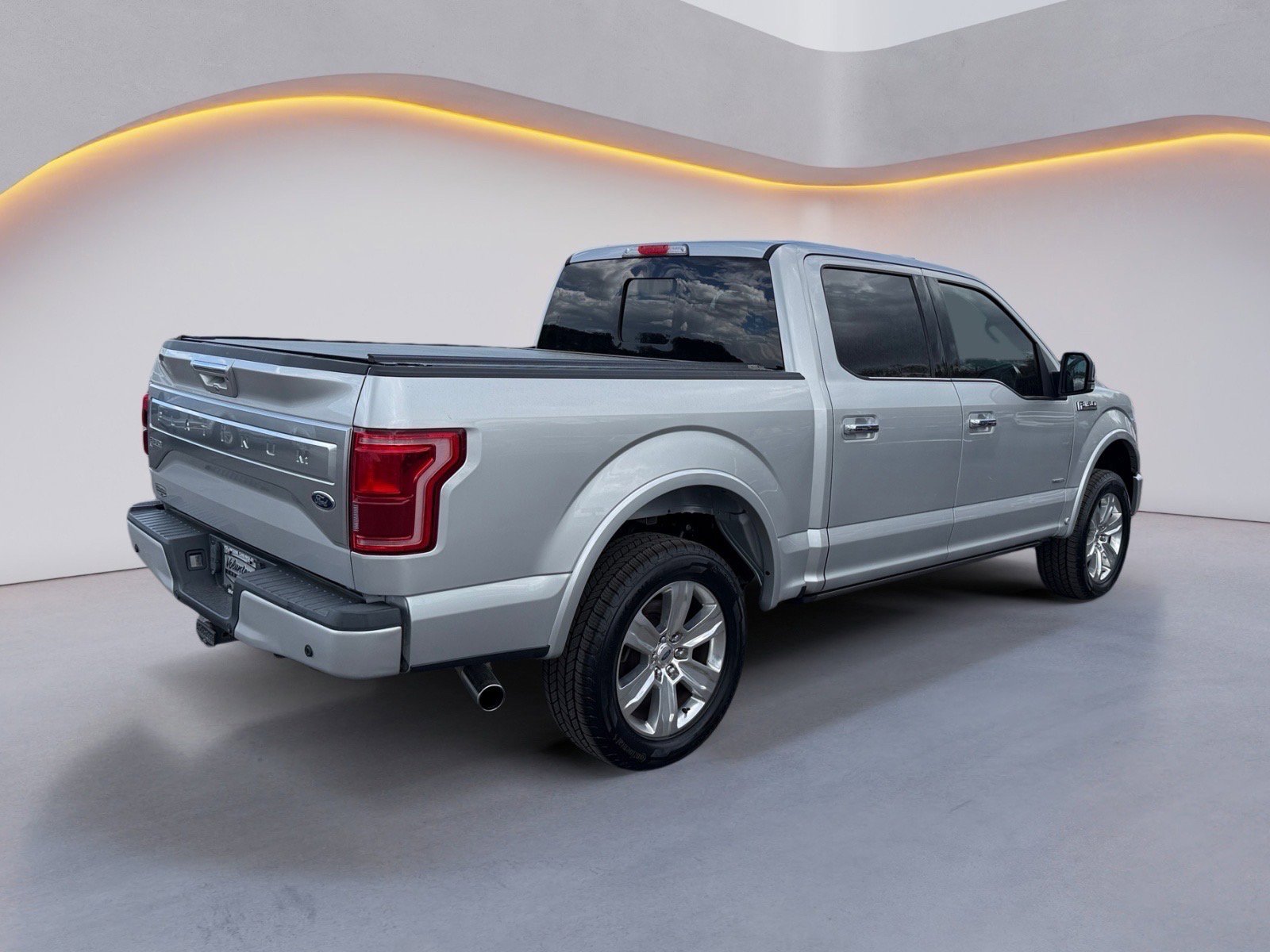 Used 2015 Ford F150 Platinum w/ Equipment Group 701A Luxury AWD/4WD image 3