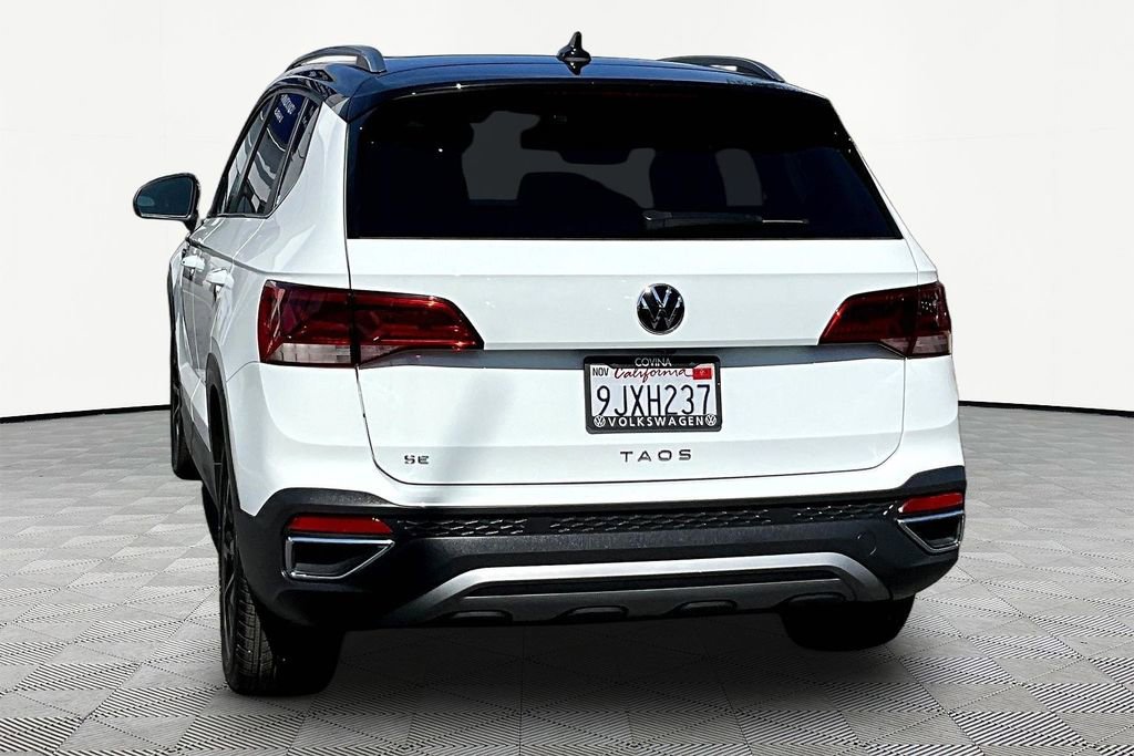 Used 2023 Volkswagen Taos SE w/ Panoramic Sunroof Package FWD image 5