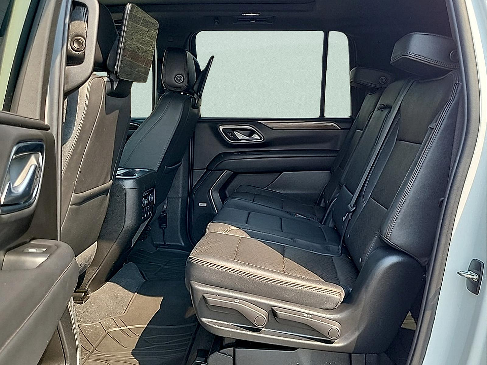 Used 2024 Chevrolet Suburban High Country AWD/4WD image 13