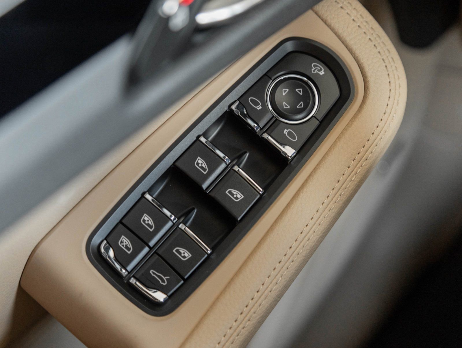 Certified 2026 Porsche Macan AWD/4WD image 18