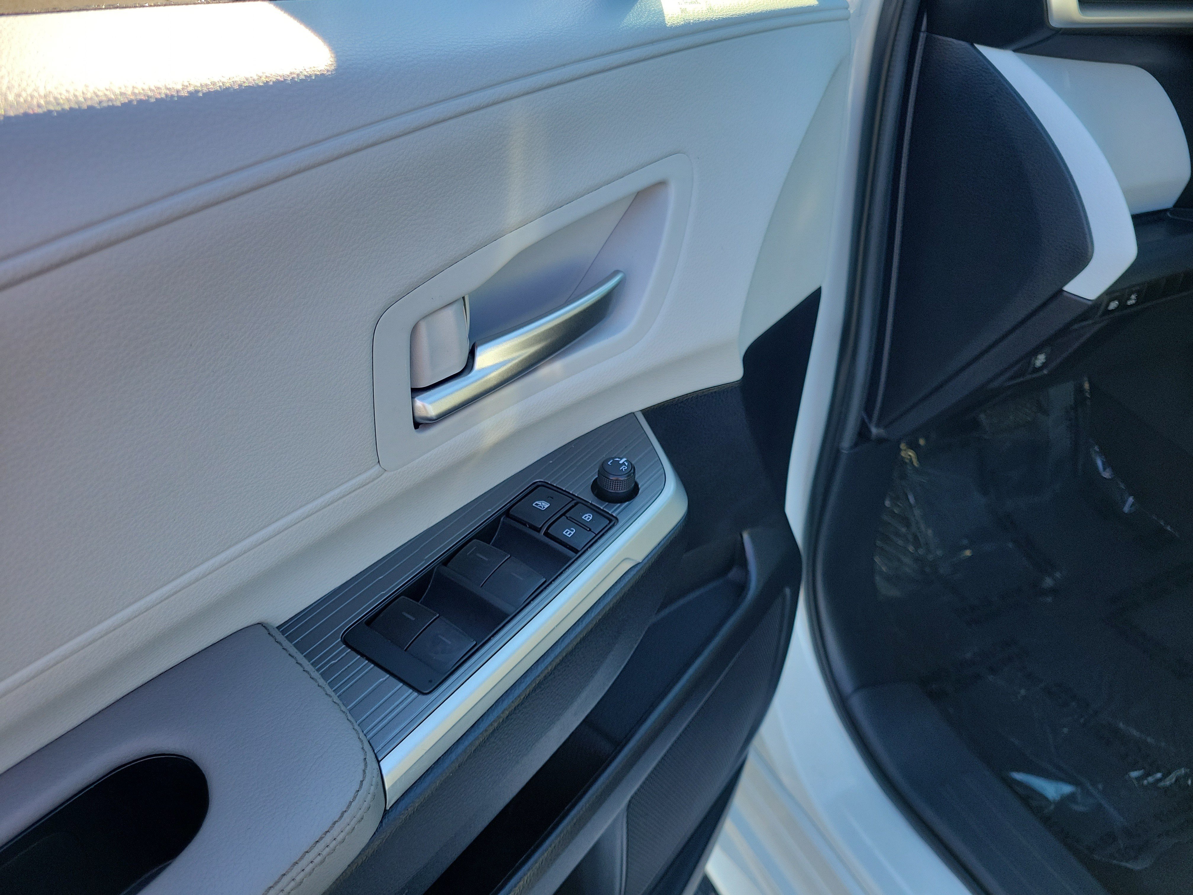 Used 2025 Toyota Sienna XLE w/ XLE Plus Package FWD image 19