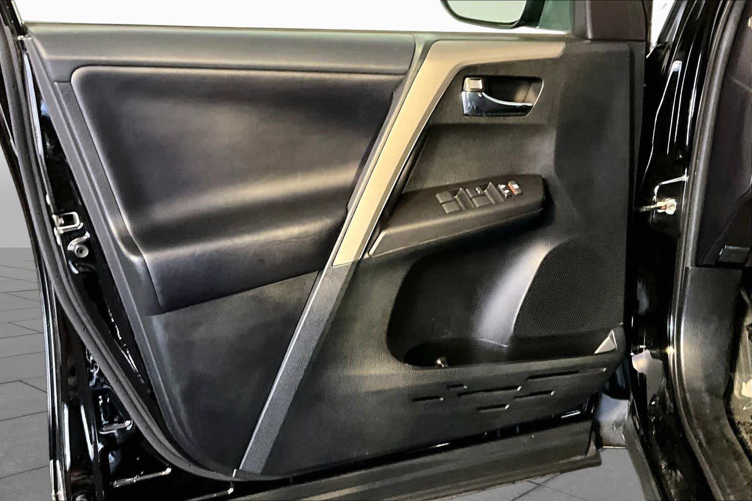 Used 2018 Toyota RAV4 XLE AWD/4WD image 22