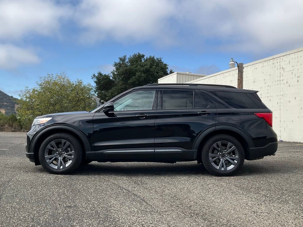 Used 2024 Ford Explorer XLT w/ Equipment Group 202A image 3
