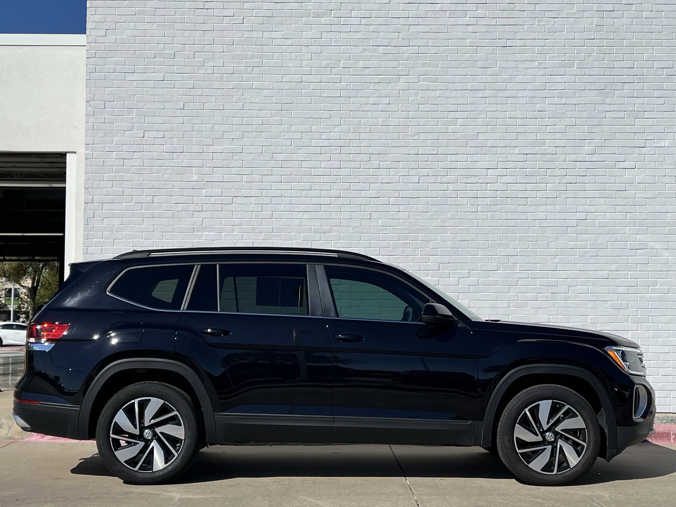 Certified 2026 Volkswagen Atlas SE FWD image 3