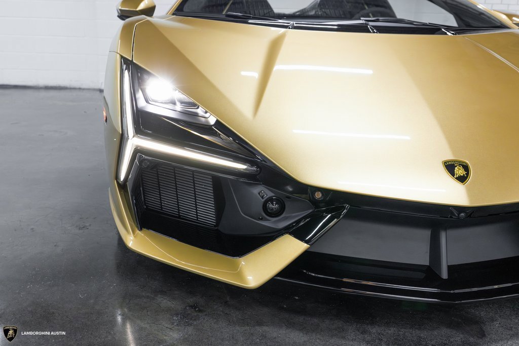 Used 2025 Lamborghini Revuelto image 4