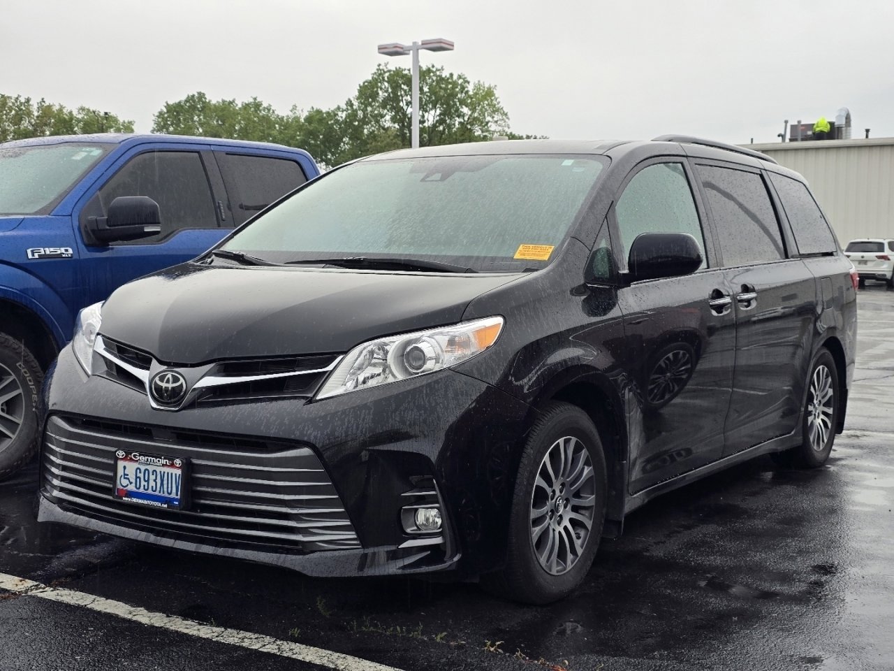 Used 2018 Toyota Sienna XLE w/ XLE Navigation Package FWD image 3