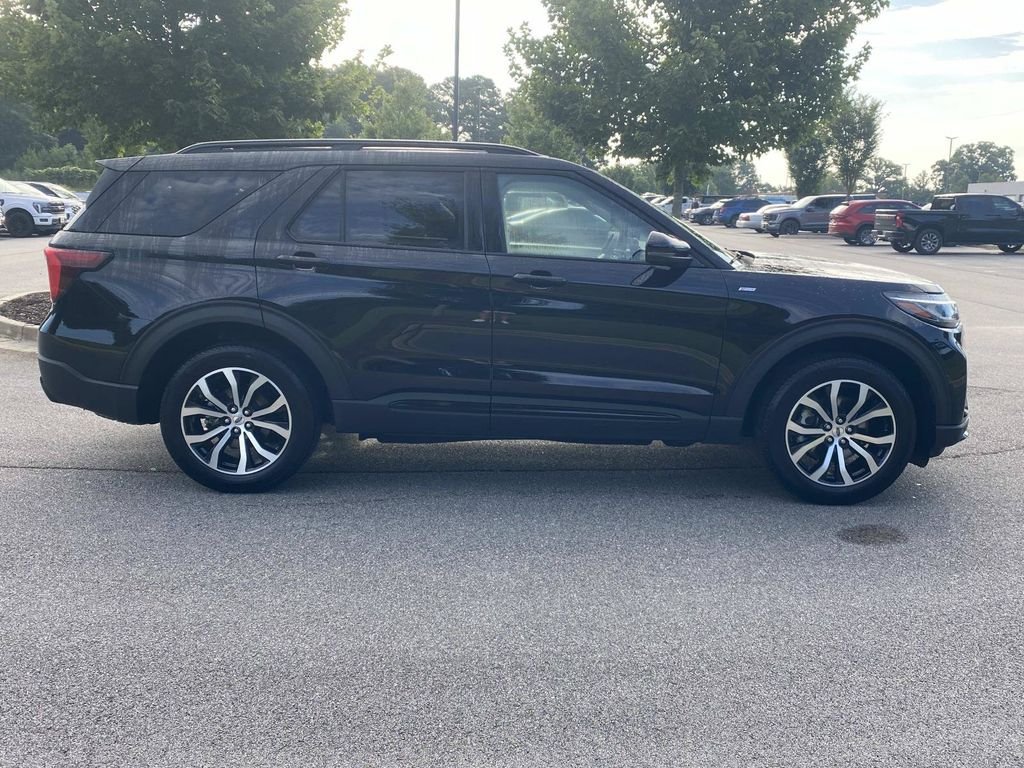Used 2025 Ford Explorer ST-Line AWD/4WD image 2