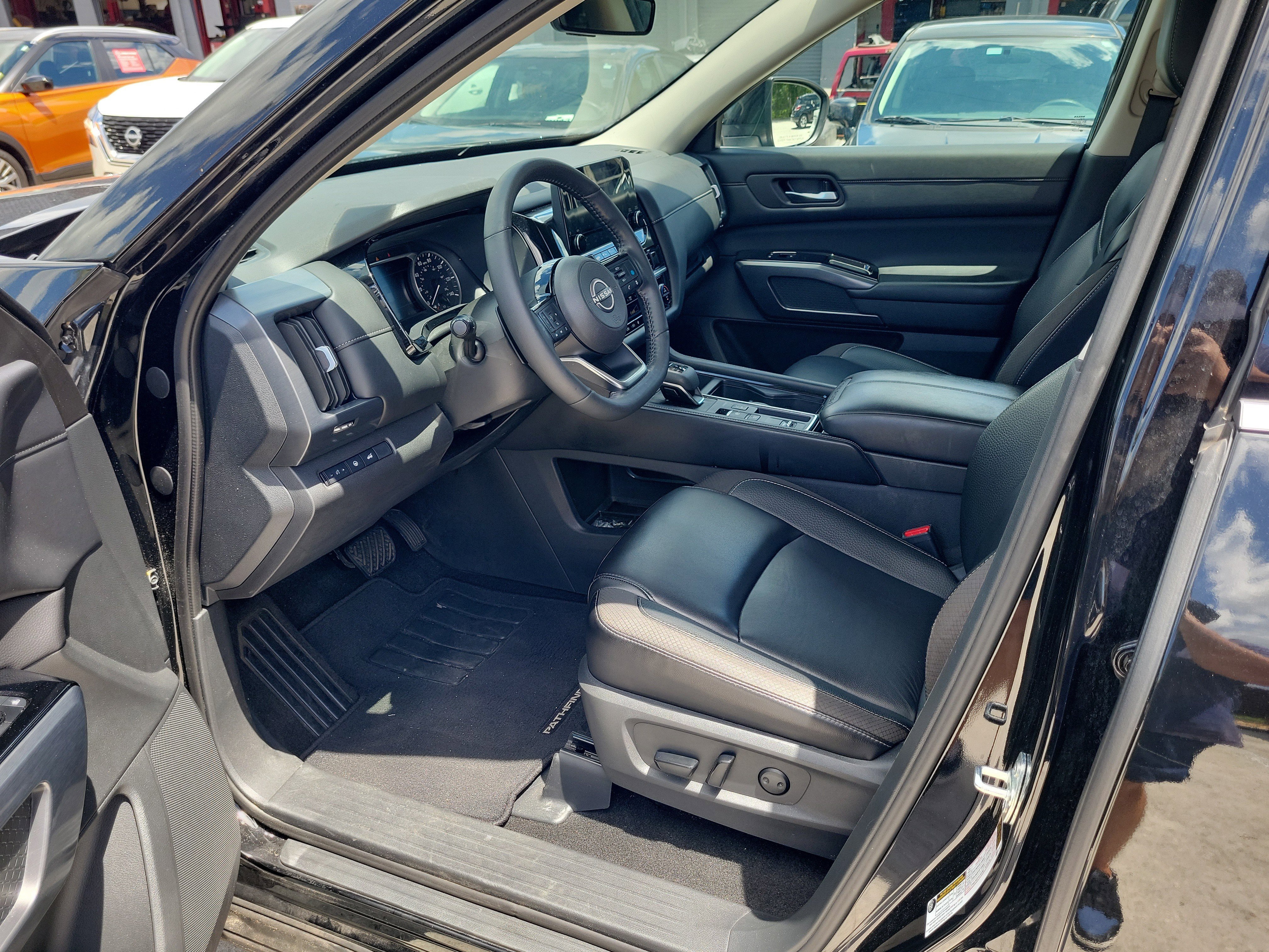 Certified 2024 Nissan Pathfinder SL FWD image 12