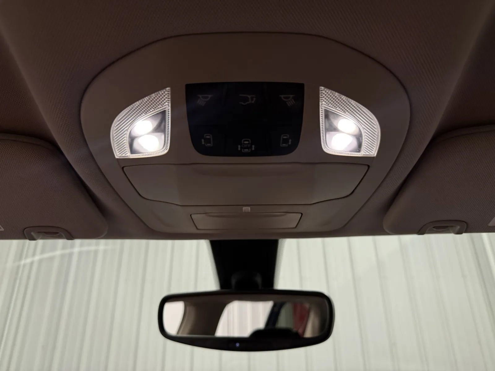 Used 2020 Chrysler Voyager Lxi FWD image 34