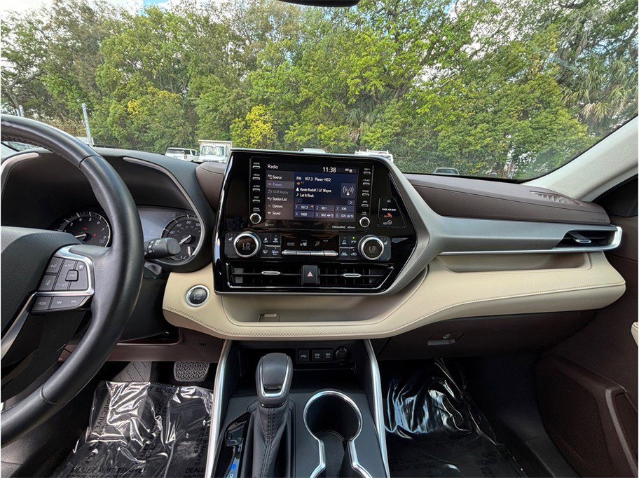 Used 2020 Toyota Highlander XLE FWD image 11