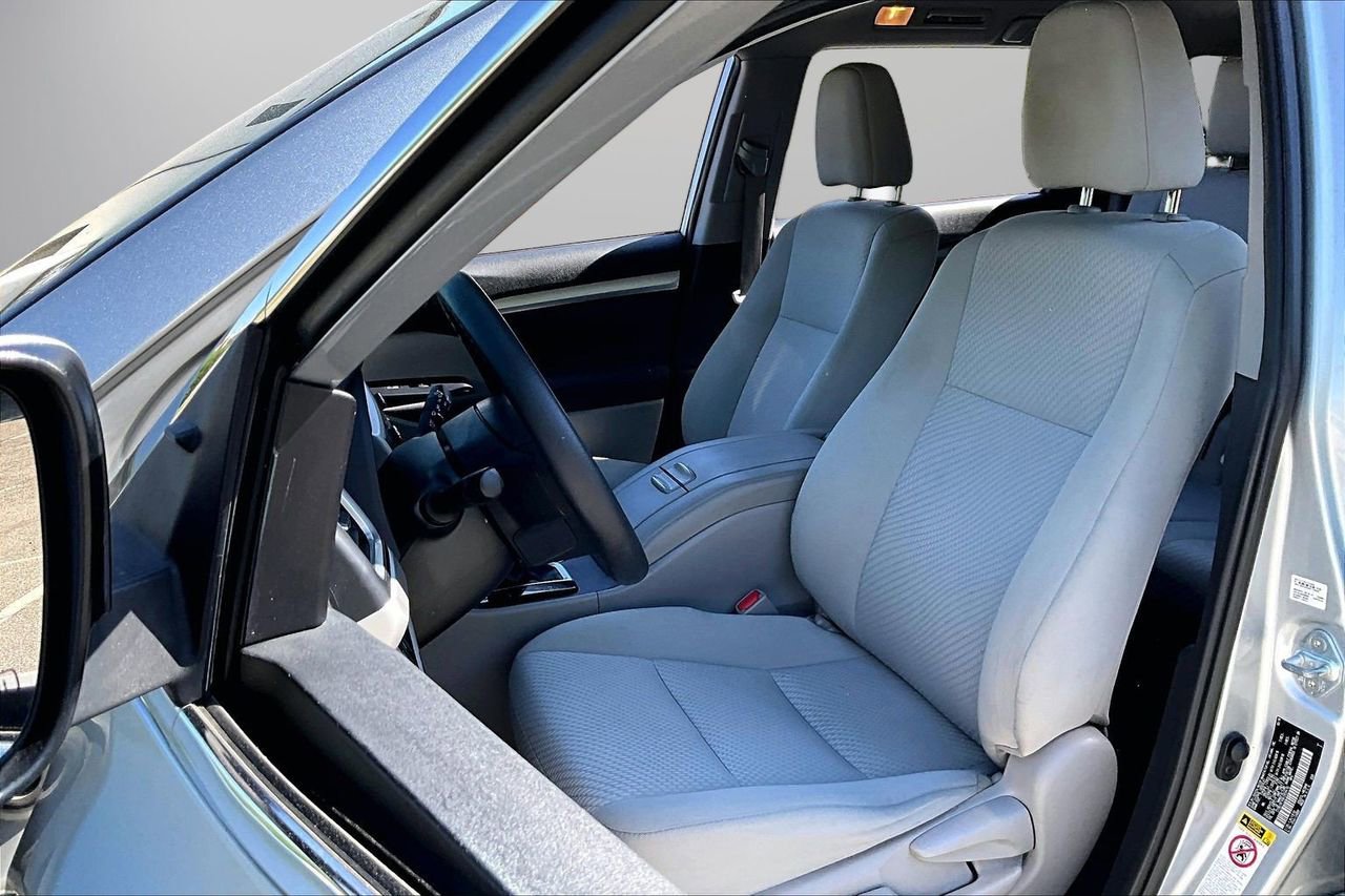 Used 2019 Toyota Highlander LE w/ Protection Package #3 image 20