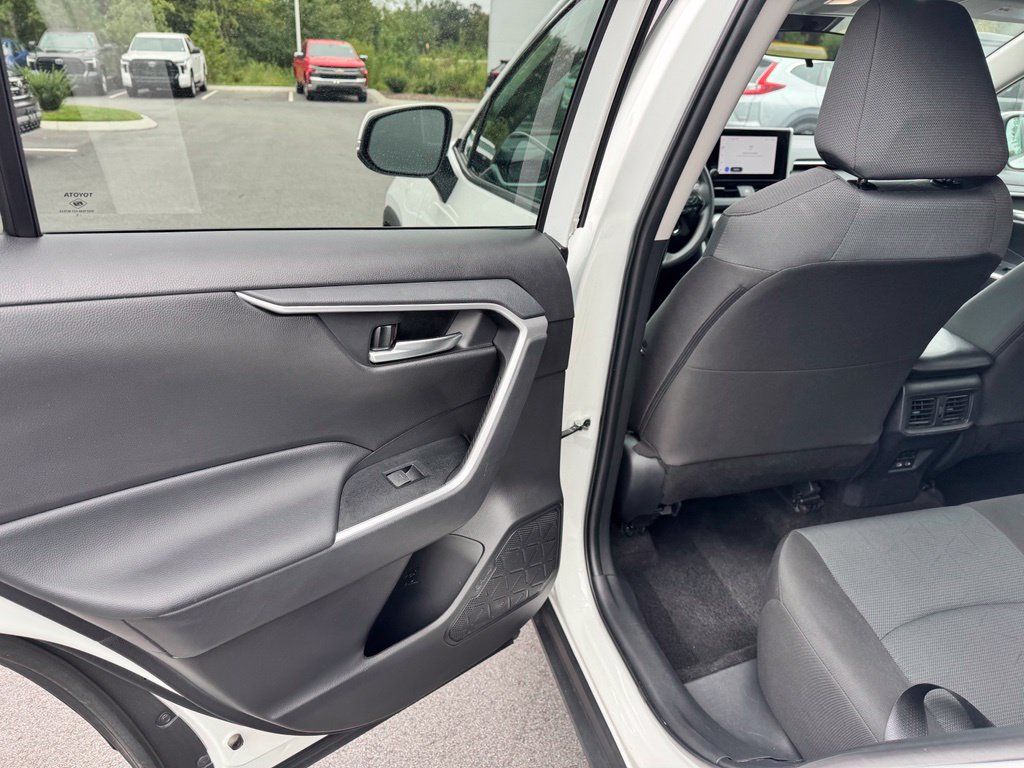 Used 2025 Toyota RAV4 XLE FWD image 27