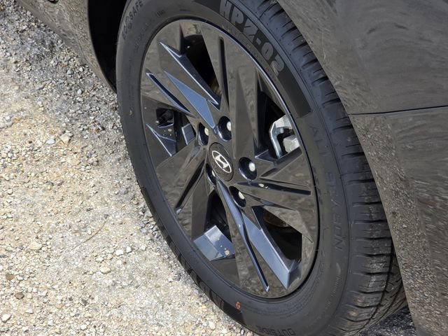 Used 2023 Hyundai Elantra SEL w/ Preferred Accessory Package FWD image 7