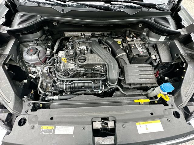 Used 2023 Volkswagen Taos SE w/ Panoramic Sunroof Package FWD image 32