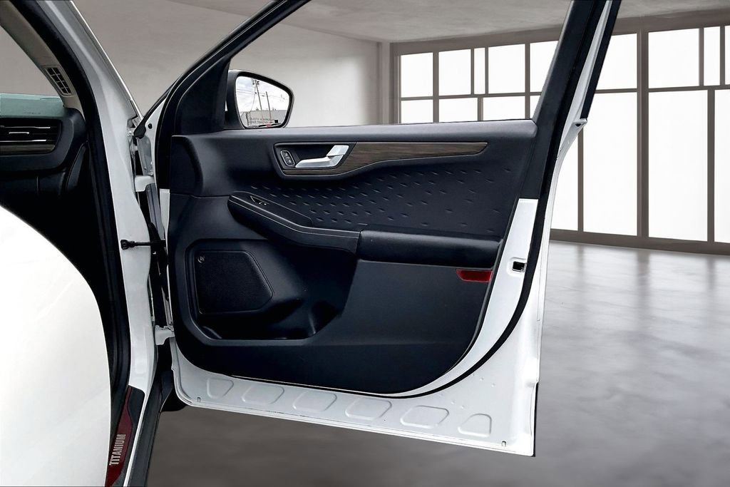 Used 2020 Ford Escape Titanium w/ Titanium Premium Package 2.0 image 24