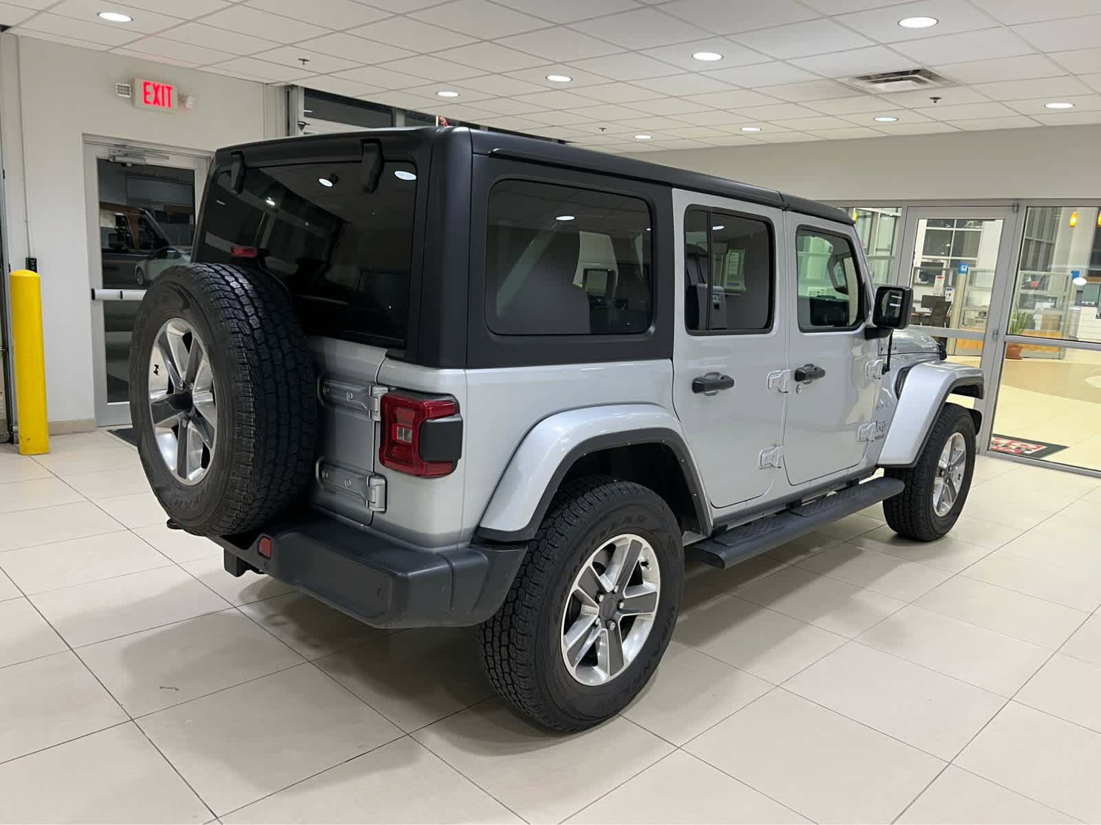 Used 2022 Jeep Wrangler Unlimited Sahara w/ Cold Weather Group image 8