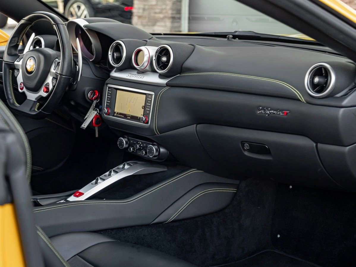 Used 2018 Ferrari California T image 29