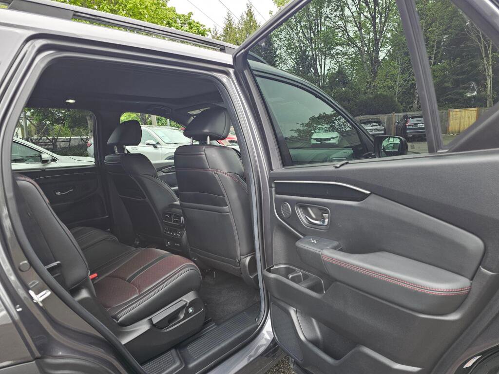 Used 2025 Honda Pilot Black Edition image 12