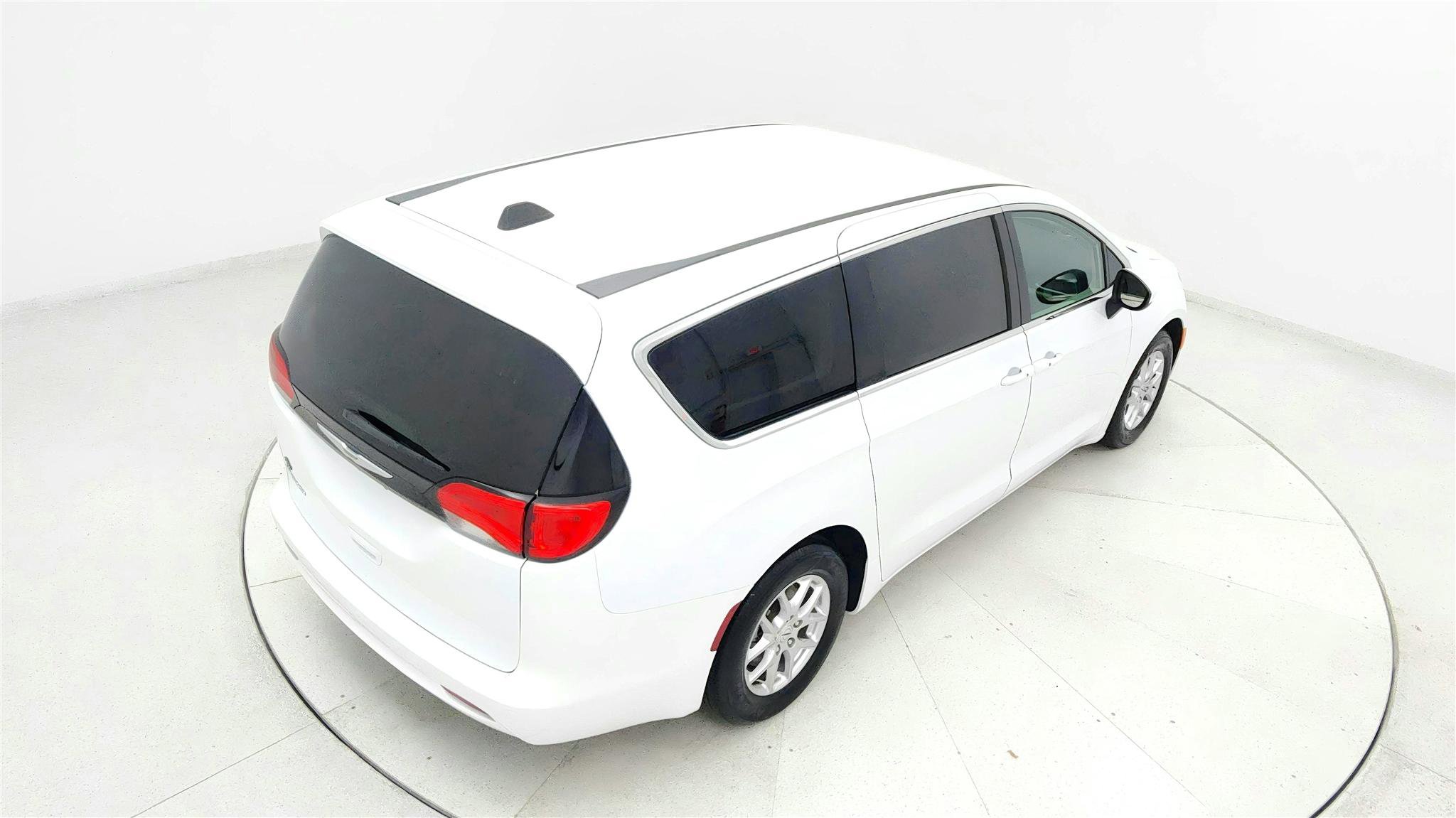 Used 2023 Chrysler Voyager LX FWD image 17
